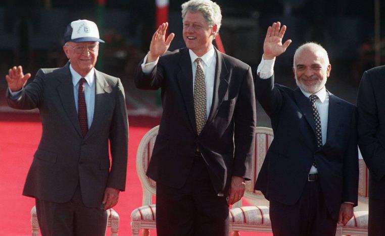 العاهل الأردني الراحل الملك الحسين والرئيس الأميركي السابق بيل كلينتون ورئيس الوزراء الإسرائيلي الراحل إسحاق رابين عند توقيع اتفاقية وادي عربة (1994)