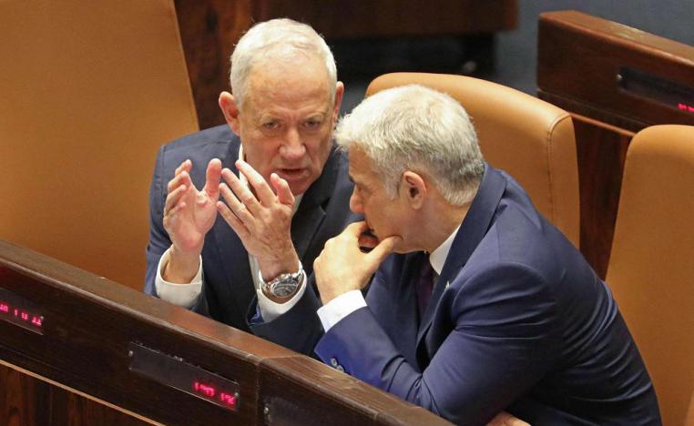 لابيد وغانتس يحذران من ازمة في اسرائيل