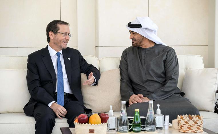 الرئيس الإماراتي ونظيره الإسرائيلي خلال لقاء سابق في أبوظبي وسط جهود لتعزيز العلاقات الثنائية