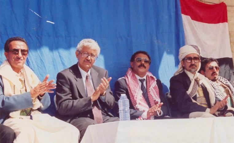 يحيى المتوكل مع الرئيس علي عبدالله صالح والشيخ عبدالله الأحمر وياسين سعيد نعمان (1991)