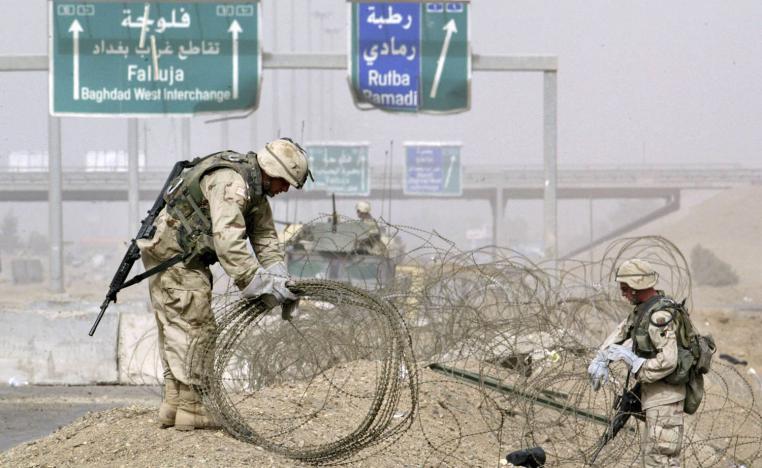 جنود أميركيون يضعون اسلاكا شائكة لعزل الفلوجة (2004)