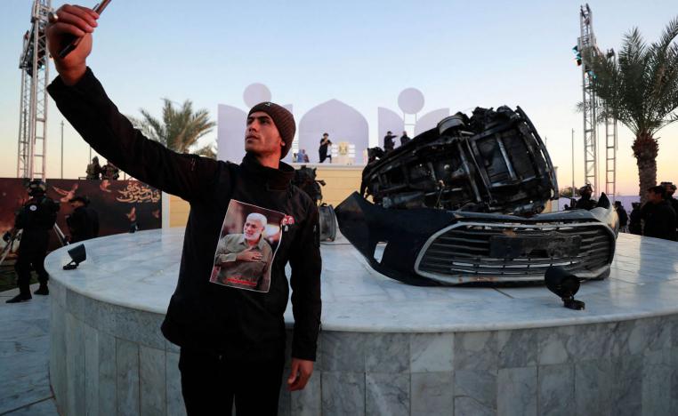 عراقي يلتقط سيلفي مع حطام سيارة قاسم سليماني في بغداد