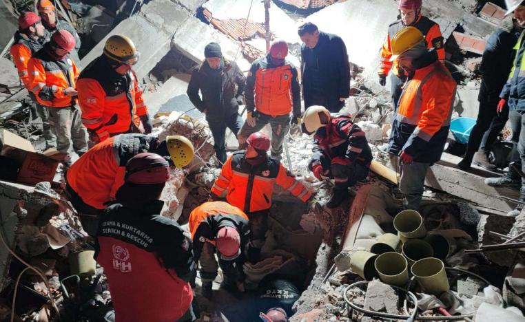 فرق الانقاذ تواجه كثيرا من الصعوبات لانتشال الناجين من بين الانقاض