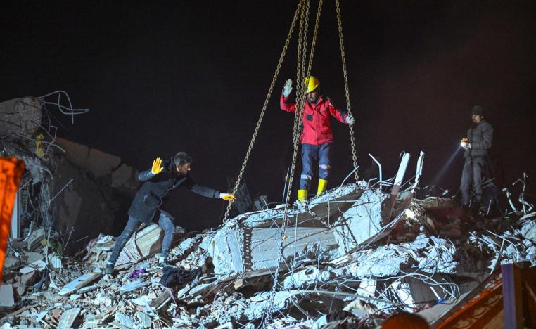 فرق الانقاذ تواجه صعوبات في انتشال ناجين في تركيا وسوريا