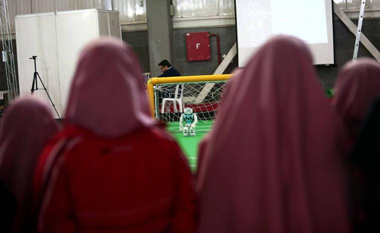 إيرانيات يراقبن روبوتا في مسابقة في طهران