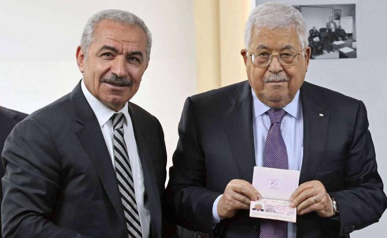 الرئيس الفلسطيني محمود عباس مع رئيس الحكومة محمد اشتيه