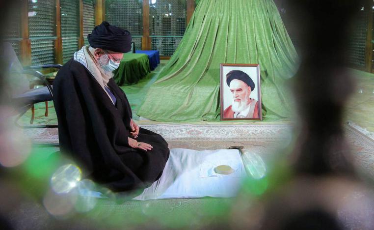 المرشد الإيراني علي خامنئي يصلي في مقبرة الخميني في طهران