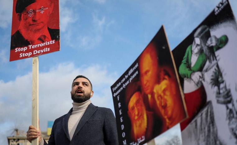 متظاهر إيراني في كييف ضد الحلف الروسي الإيراني