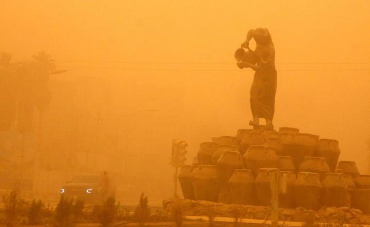 تمثال قهرمانة وسط بغداد اثناء عاصفة ترابية