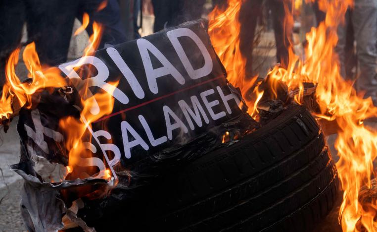 رياض سلامة يواجه اتهامات من المحتجين بالتسبب في الانهيار المالي