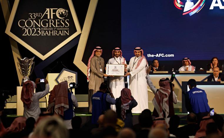 وزير الرياضة السعودي الأمير عبدالعزيز بن تركي آل سعود يتسلم شهادة استضافة كأس آسيا 2027 