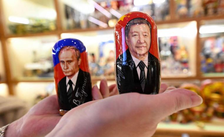 دمى روسية تحتفل بالرئيسين الروسي بوتين والصيني جينبينغ