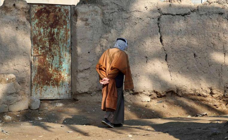 عراقي أمام بيته في ديالى بعد مقتل أربعة من أفراد عائلته