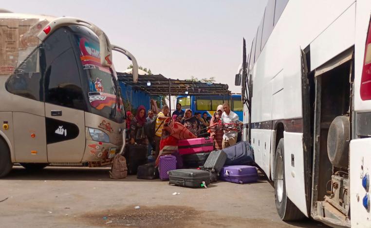 هاربون من المعارك يفترشون الطرق بالخرطوم في انتظار التزوّد بالوقود
