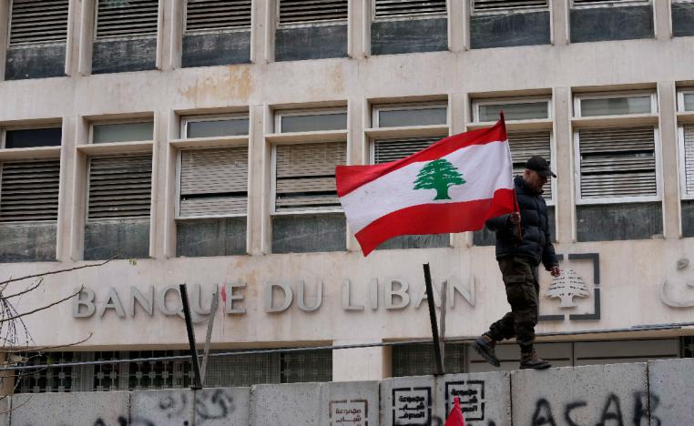 الفساد من بين عوامل وضعت لبنان على حافة الانهيار المالي