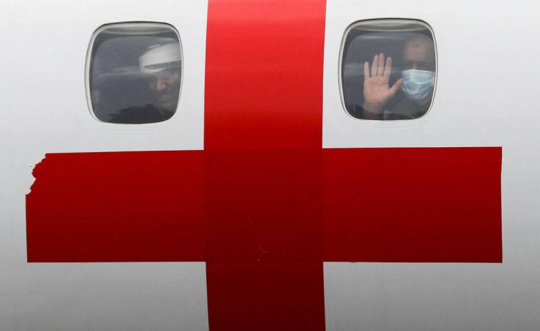 اسرى يمنيون في طائرة الصليب الأحمر الدولي