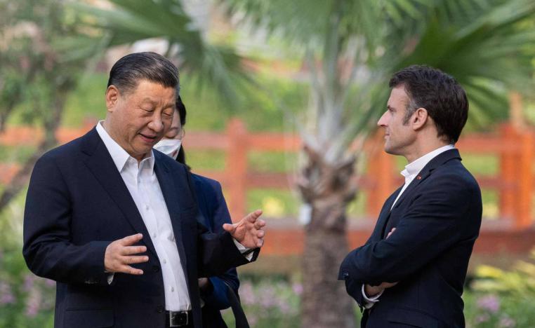 الرئيس الفرنسي ايمانويل ماكرون يستمع للرئيس الصيني شي جينبينغ خلال زيارته لبكين