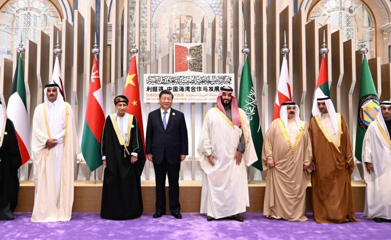 الرئيس الصيني شي جينبينغ يتوسط القادة الخليجيين في قمة الرياض