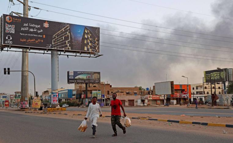 سودانيون يتحركون في الخرطوم على وقع الاشتباكات