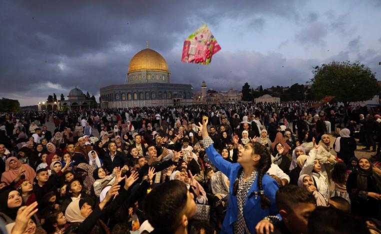 أطفال فلسطينيون يحتفلون بالعيد أمام المسجد الأقصى