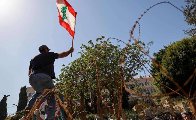 لبناني يشارك باحتجاج وسط بيروت على تردي الوضع الاقتصادي والشلل الحكومي