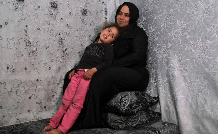 لاجئة سورية وابنتها في مخيم المرج في البقاع