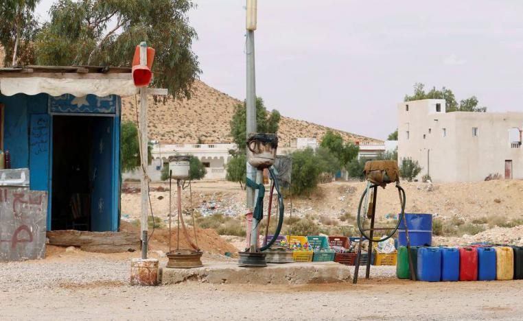 محل لبيع الوقود المهرب على الحدود التونسية الليبية