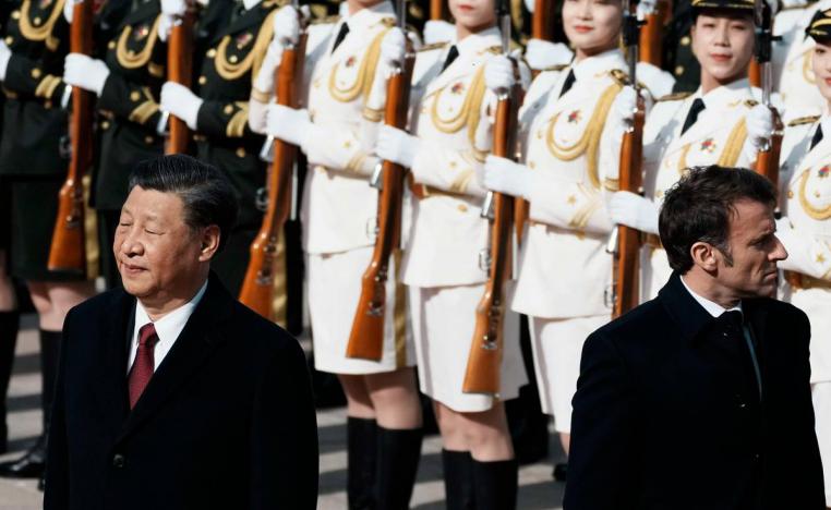 الرئيس الفرنسي ايمانويل ماكرون يستعرض حرس الشرف مع الرئيس الصيني شي جينبينغ في بكين