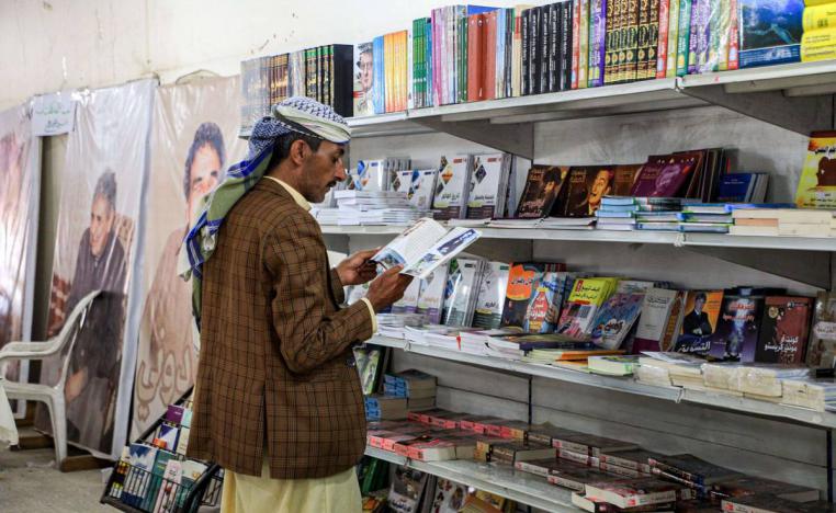 يمني يتصفح كتبا في معرض الكتاب في صنعاء