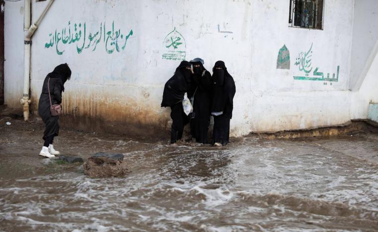 يمنيات محاصرات بسبب السيول في صنعاء