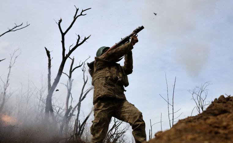 جندي أوكراني يطلق صاروخا خلال معركة باخموت