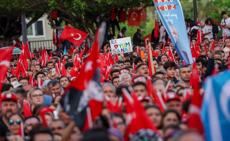 محاولات محمومة لكسب تاييد الناخبين