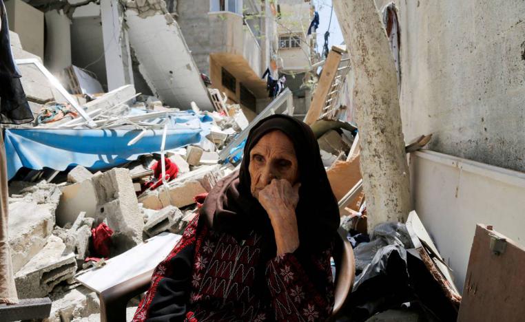 مسنة فلسطينية (97 سنة) مهجرة من عام 48 تجلس على اطلال بيتها المهدم في القصف الإسرائيلي الأخير في غزة