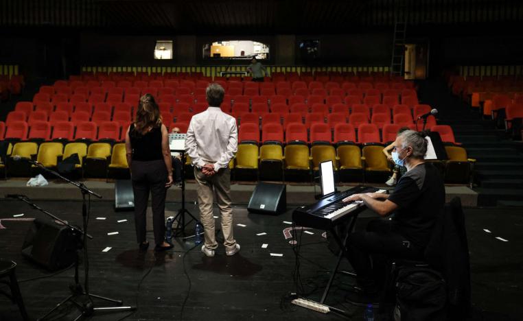 قاعات مقفرة