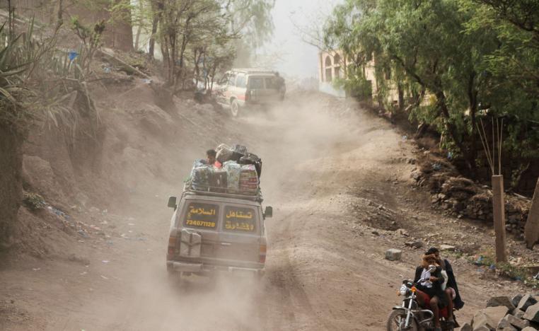 شخصيات ومشايخ ورجال أعمال يبذلون جهودا لفتح طرق في تعز