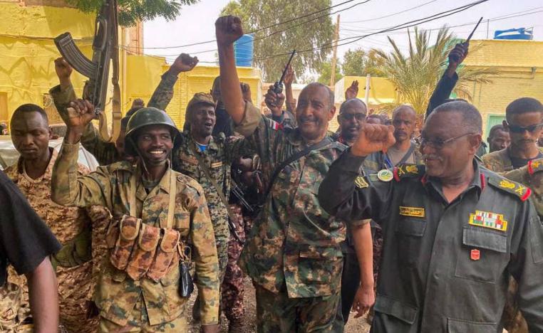 قائد الجيش السوداني عبدالفتاح البرهان وسط جنوده
