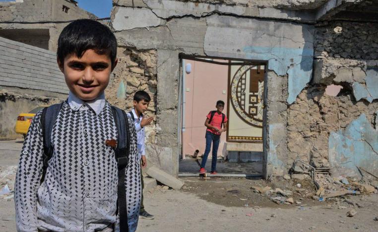 أطفال عراقيون أمام مدرسة في الموصل