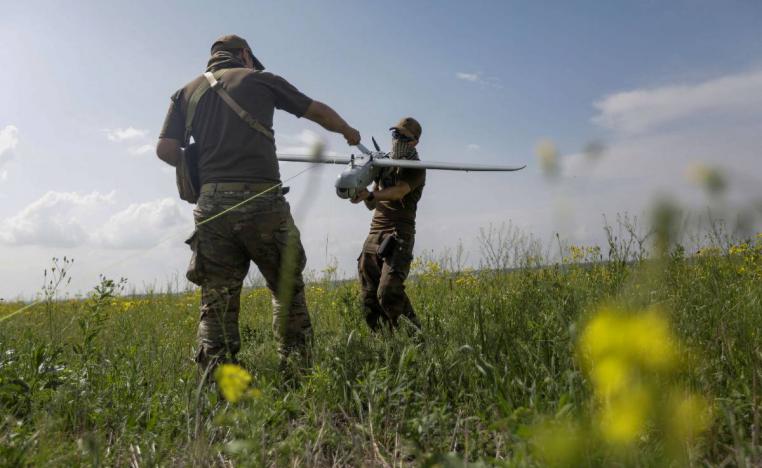 جنود أوكرانيون يجهزون مسيرة