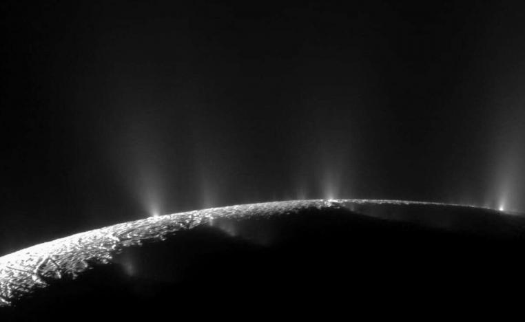 السطح الجليدي لإنسيلادوس