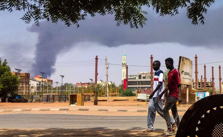 سودانيون يتجولون في الخرطوم على وقع الاشتباكات