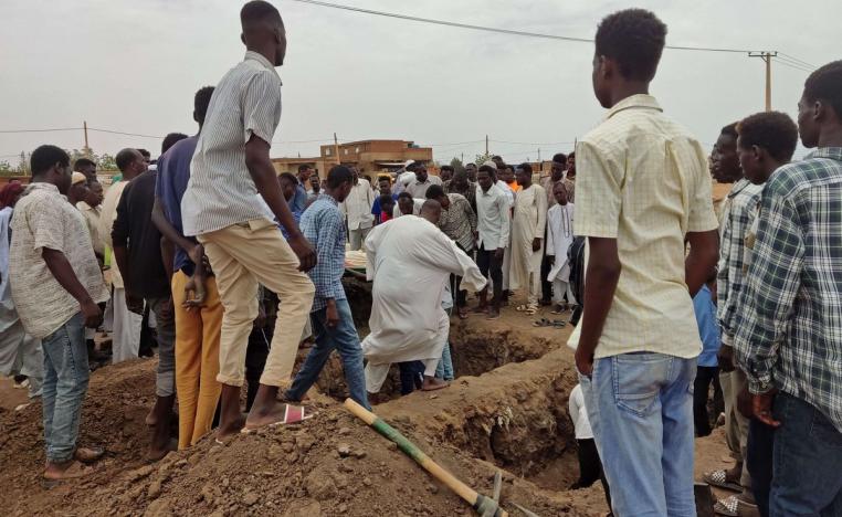 سودانيون يقتلون قتلاهم سقطوا في قصف وغارات جوية لسلاح الجو