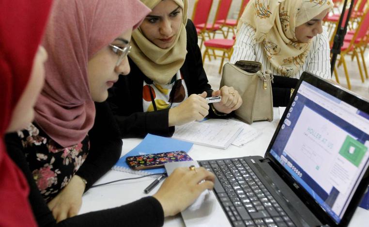 فتيات عراقيات يتدربن على برامج