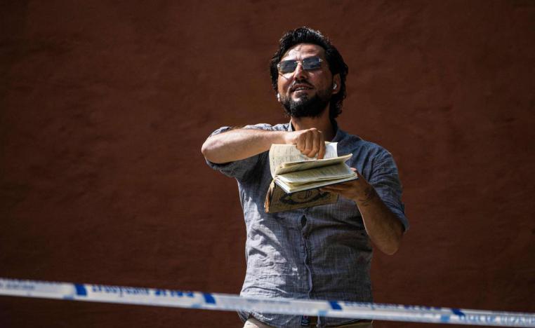 المهاجر العراقي سلوان موميكا يمزق ويحرق القرآن في ستوكهولم