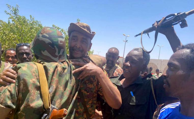 البرهان يبدو في وضع صعب رغم صور دعائية تظهره وهو يتفقد وحدات من قواته
