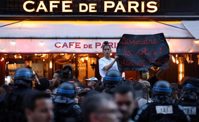 مقهى في باريس