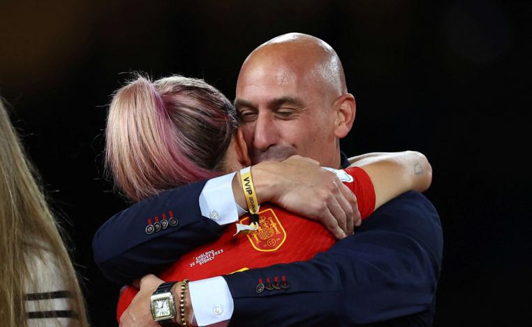 فضيحة القبلة هزت عالم الرياضة في إسبانيا