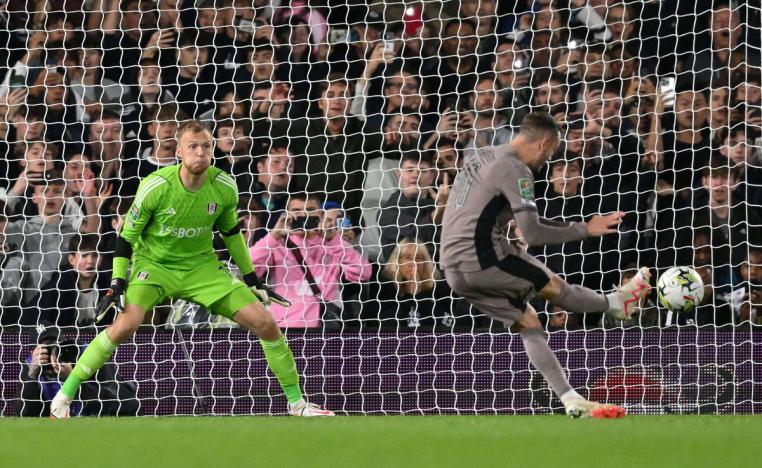 دافينسون سانشيز مدافع توتنهام يخفق في تسجيل ركلة الجزاء الثالثة 