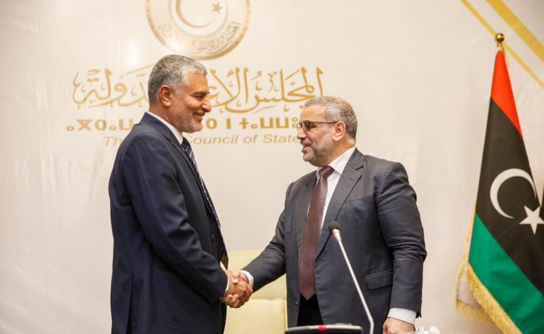 خالد المشري يصافح تكالة متقدما له بالتهاني 