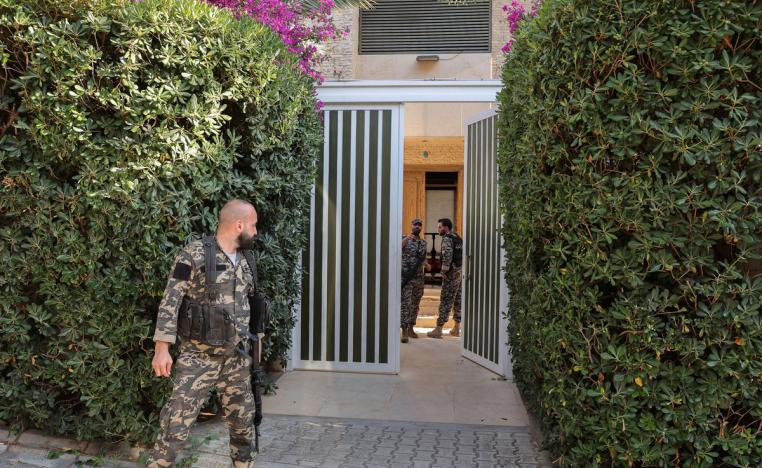 قوات أمنية أمام مقر اقامة رياض سلامة 