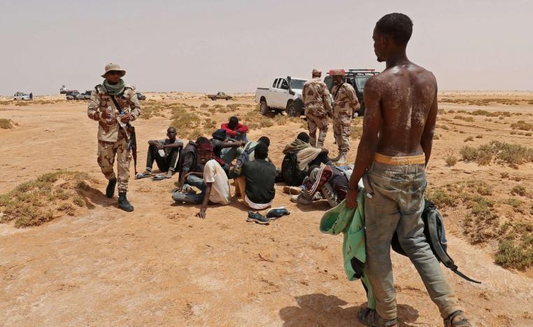 مئات المهاجرين الأفارقة يتدفقون من تونس إلى ليبيا عبر منطقة العسّة على بعد 40 كلم جنوب رأس جدير